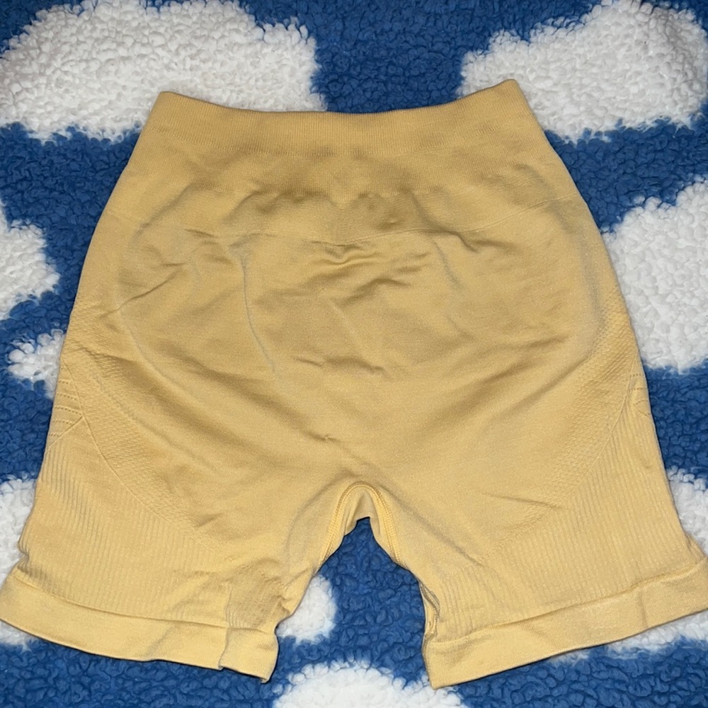Gym shorts💛